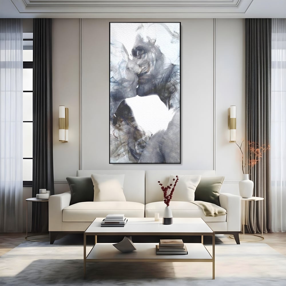 Tablou canvas cu tablou canvas cu siluete in fum, in rama de aluminiu negru, pe perete intr-un living